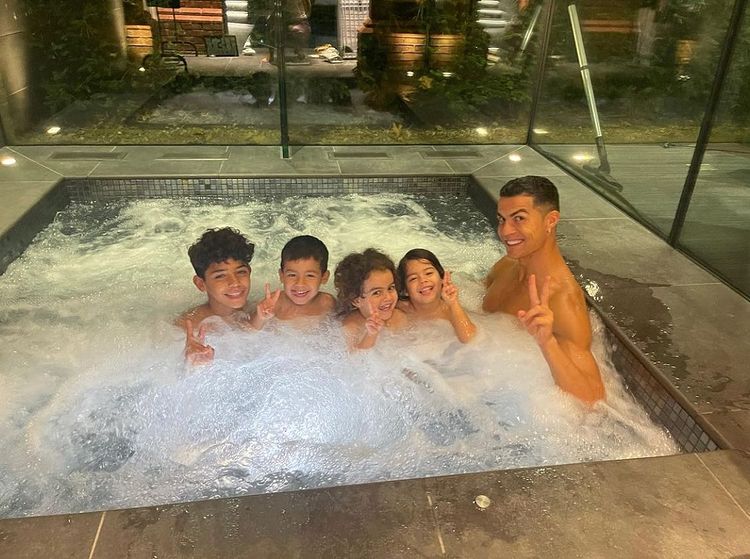 Ronaldo bathing with his children