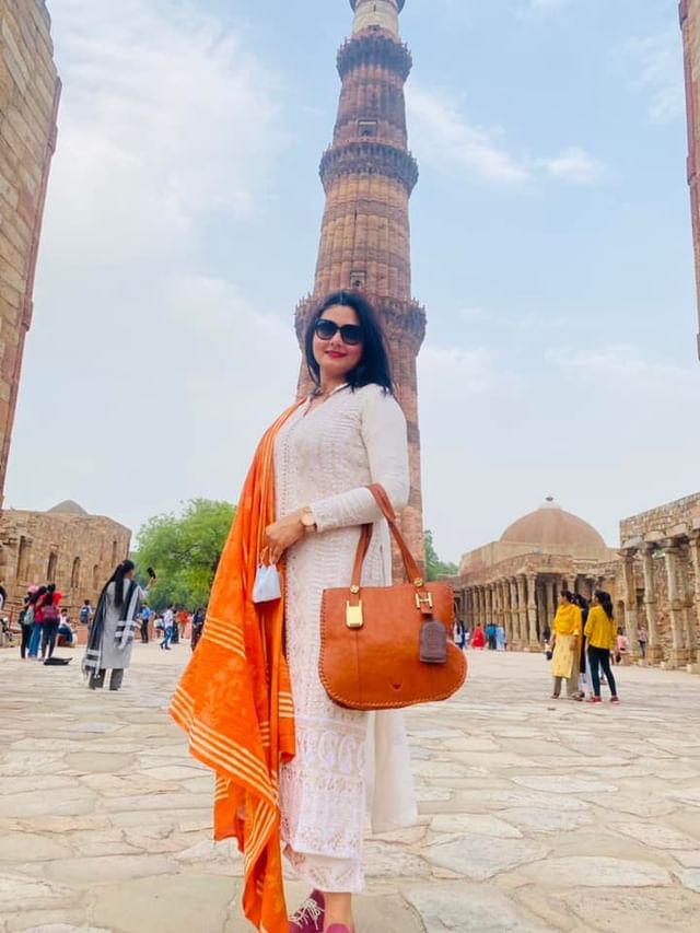 Chitra in front of Kutub Minar