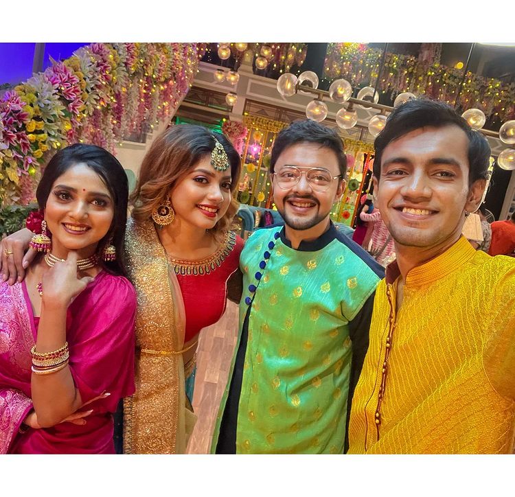 Oindrila Bose with Shaheber Chithi Cast