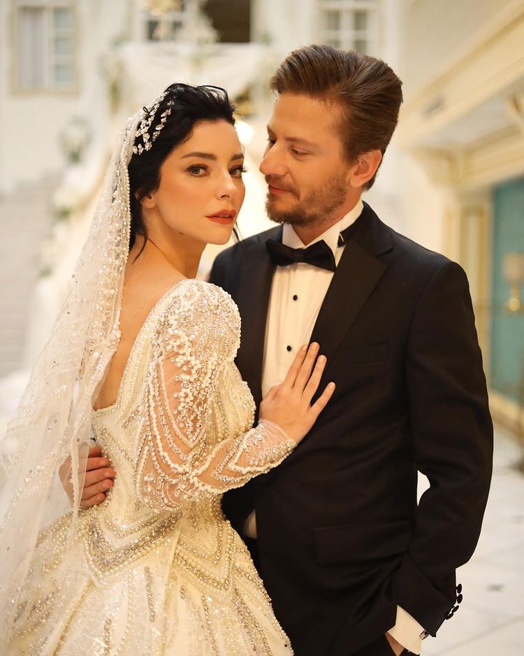 merve boluğur  wedding photo with husband