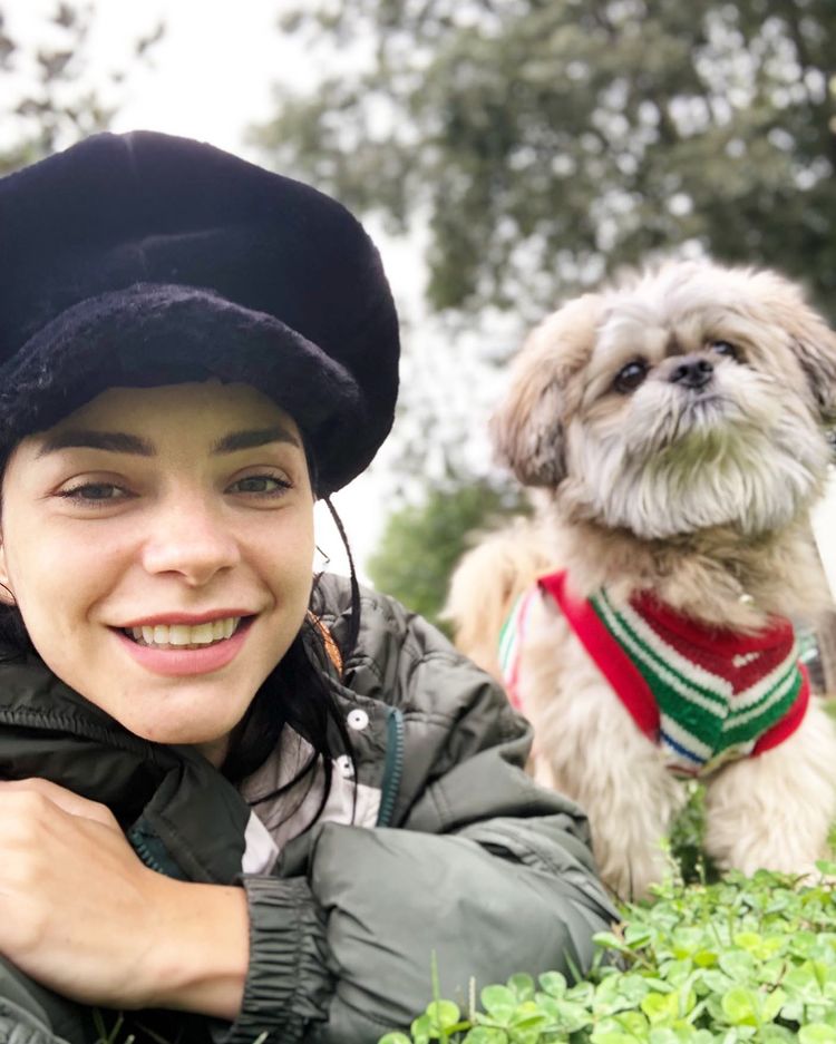 merve boluğur  with her dog