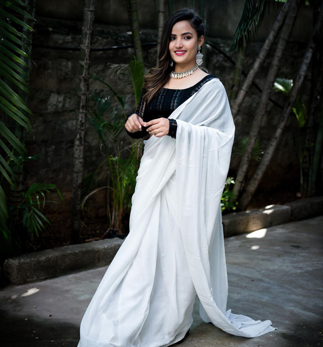 Siri iin a black and white Saree. 