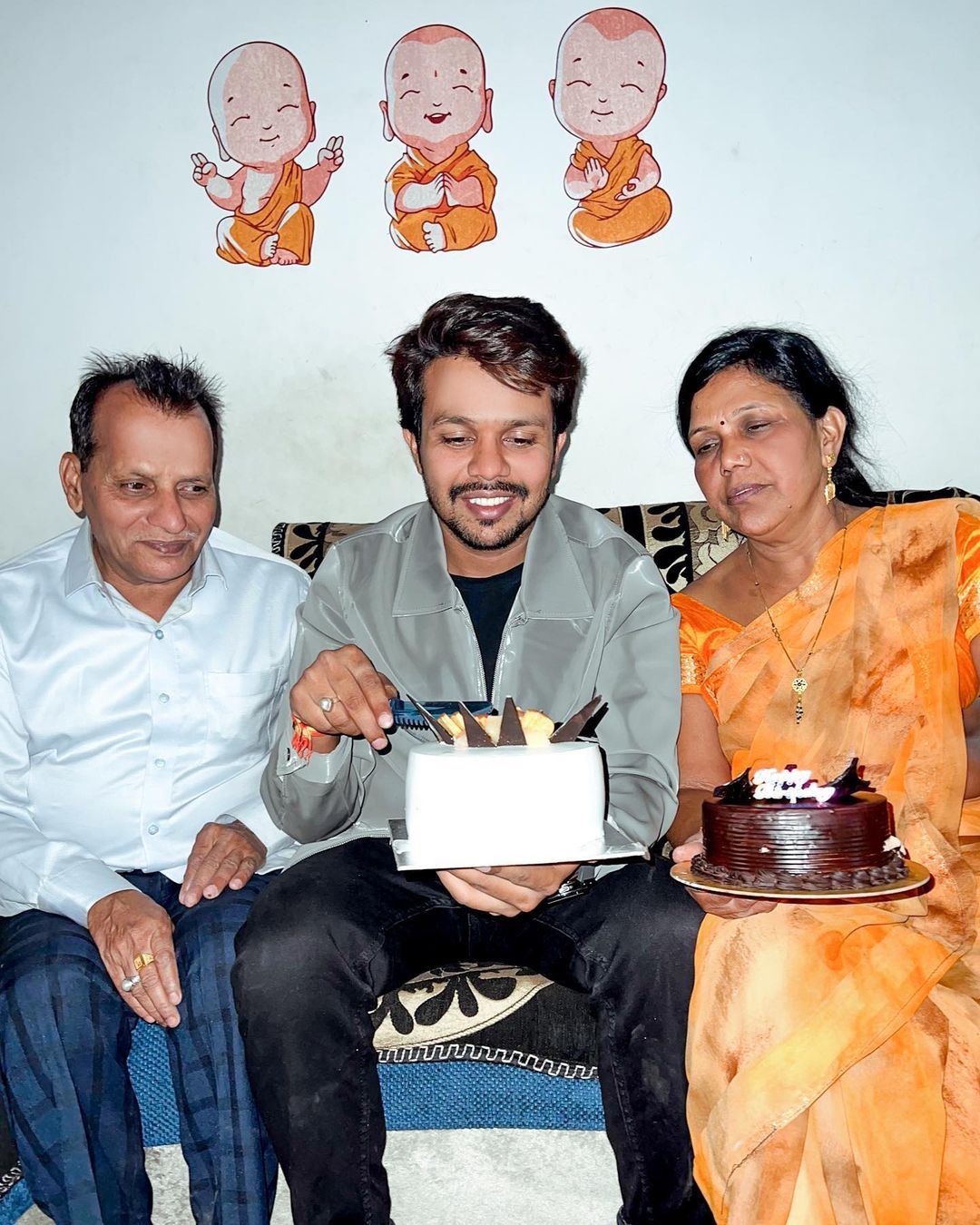 Oye Indori with his parents. 