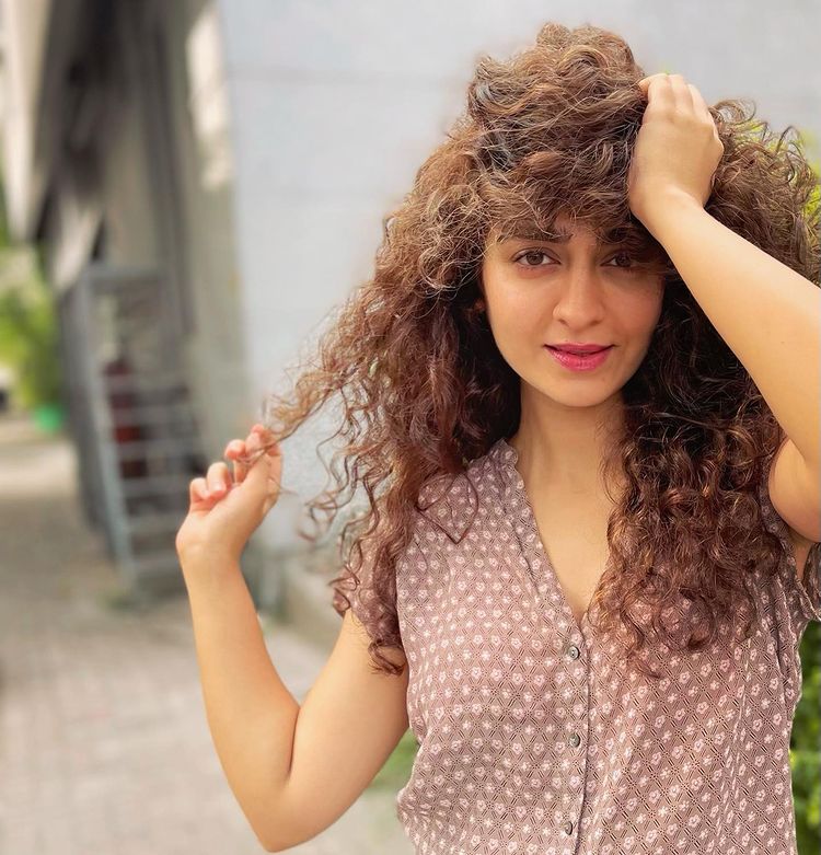 Hajra Yamin flaunting her curly hair