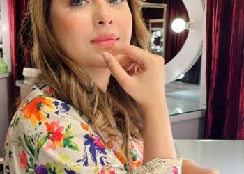 Rabia with her hands on her chin