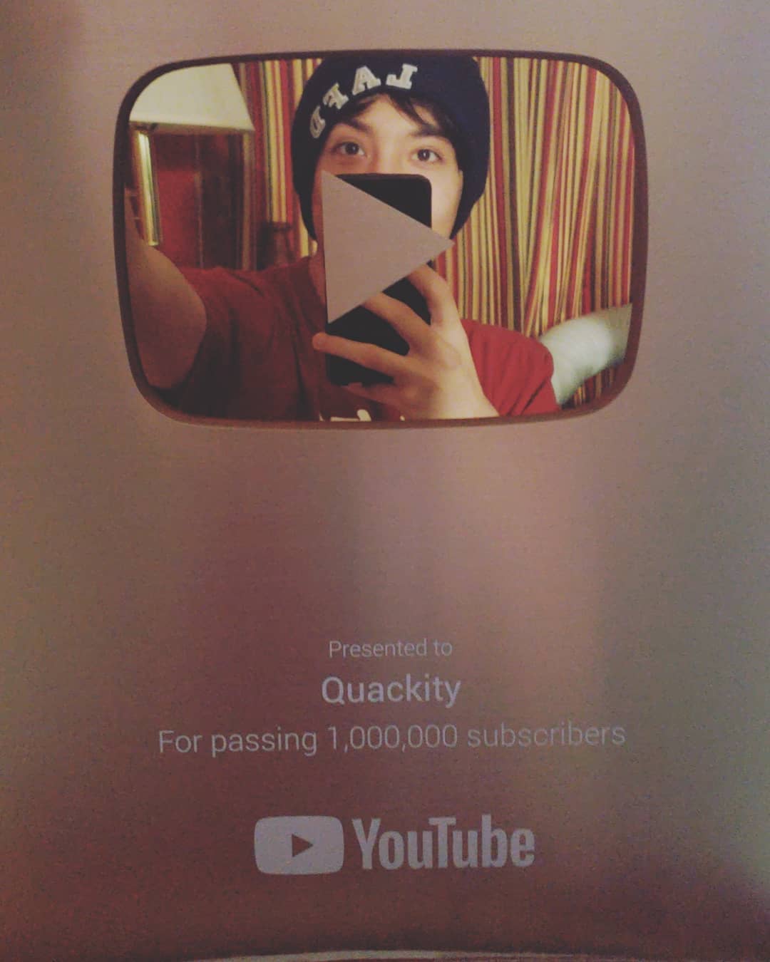 Quackity with his Youtube silver play button. 