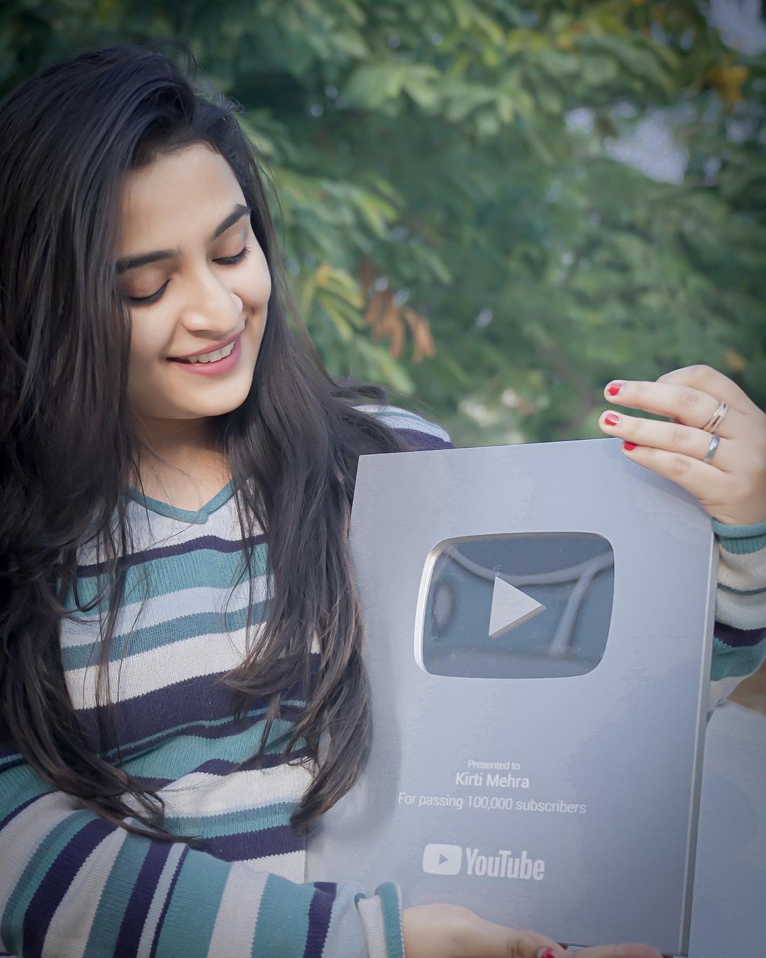 Kirti with her Youtube silver play button. 
