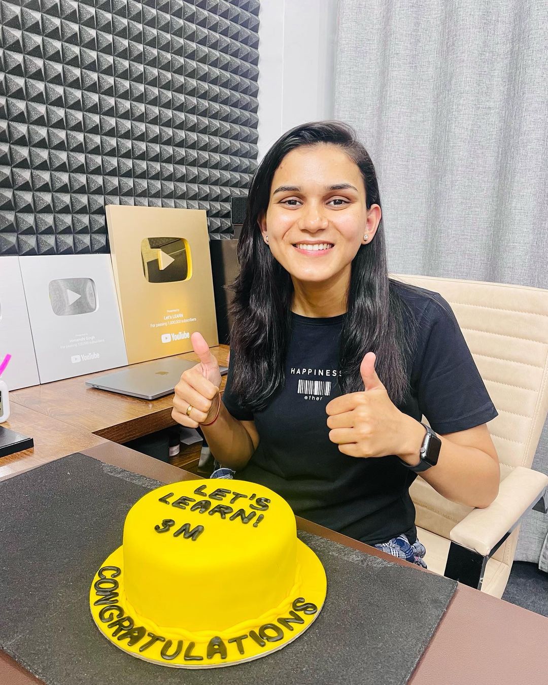 Himanshi celebrating her 3 million followers with a cake. 