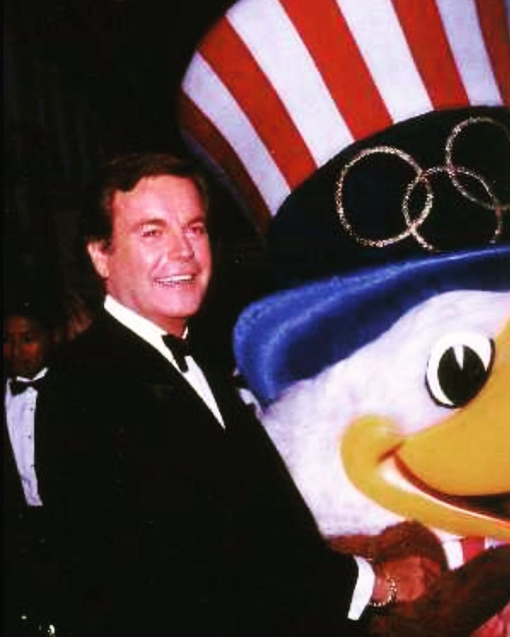 Robert Wagner's old picture. He is wearing a black colored suit with white shirt.