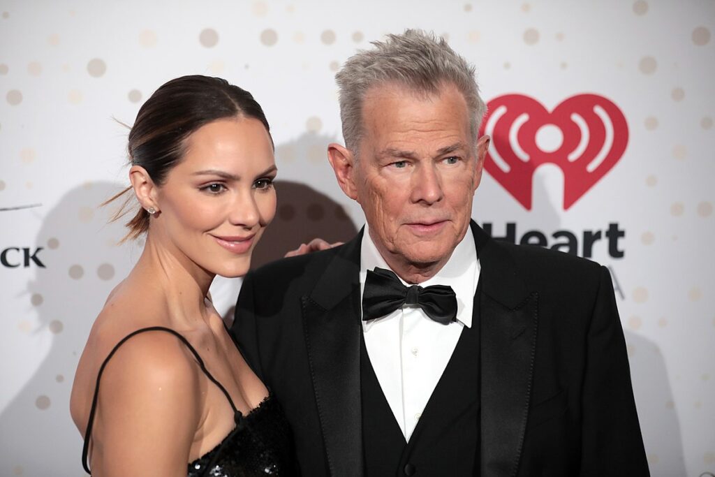 David Foster and Katherine McPhee posing togethe rin an event.