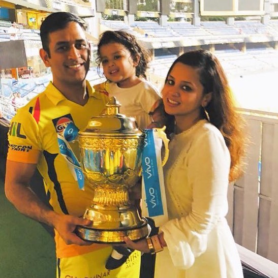 MS Dhoni with Wife and Daughter holding the IPL trophy