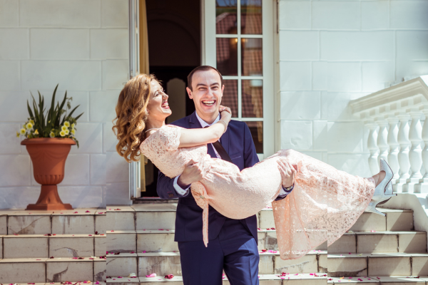 Pick up the Bride in Groom Arms: Romantic Wedding Couple Poses